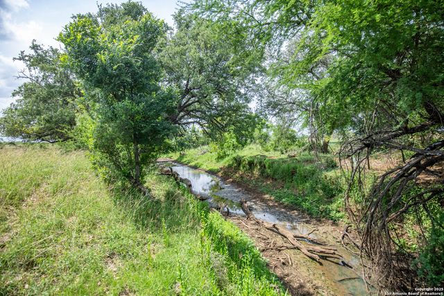 500 PR Goose Creek Ln, Jourdanton, TX 78026