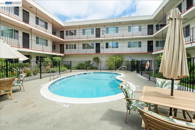 2133 Santa Clara Ave 217, Alameda, CA 94501