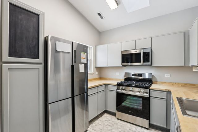 7035 Buchanan Drive 17-5, Gurnee, IL 60031