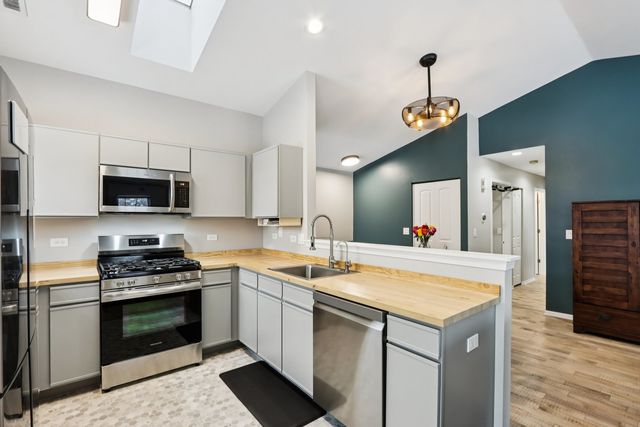 7035 Buchanan Drive 17-5, Gurnee, IL 60031