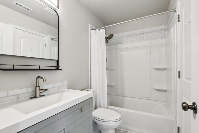 7035 Buchanan Drive 17-5, Gurnee, IL 60031