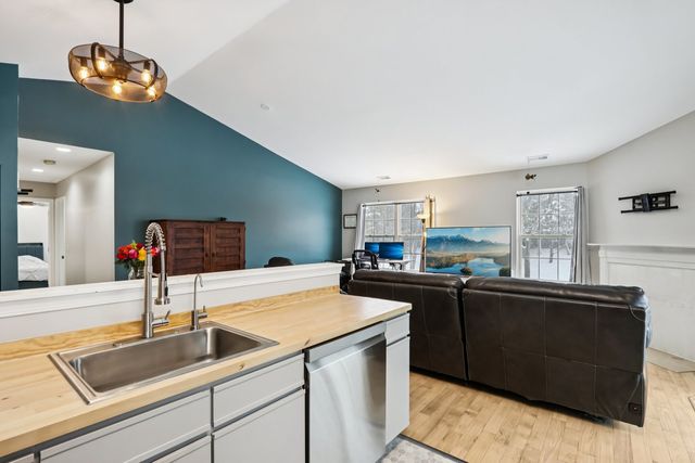 7035 Buchanan Drive 17-5, Gurnee, IL 60031