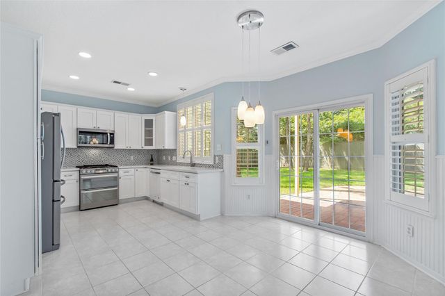 77 Sugar Grove Court, The Woodlands, TX 77382