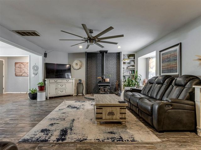 1724 E Mohr Lane, Mustang, OK 73064