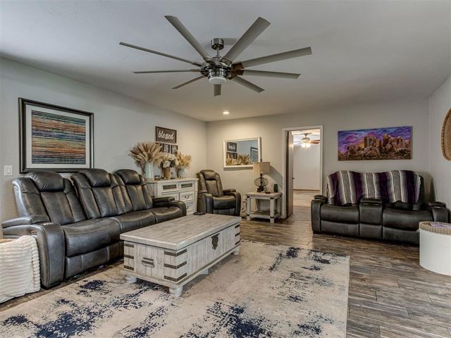 1724 E Mohr Lane, Mustang, OK 73064