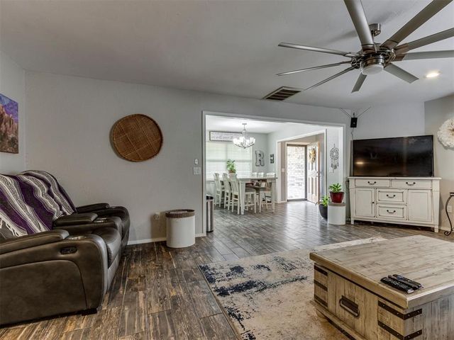 1724 E Mohr Lane, Mustang, OK 73064