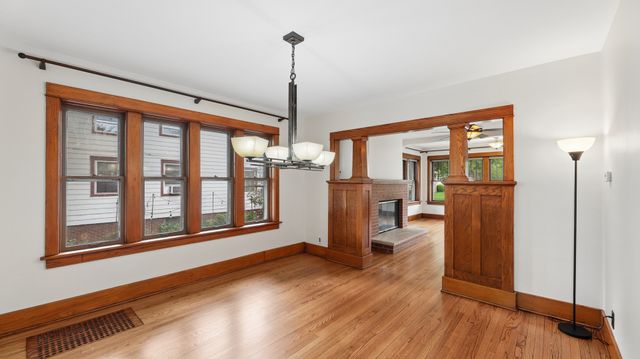 407 N Pine Avenue, Arlington Heights, IL 60004