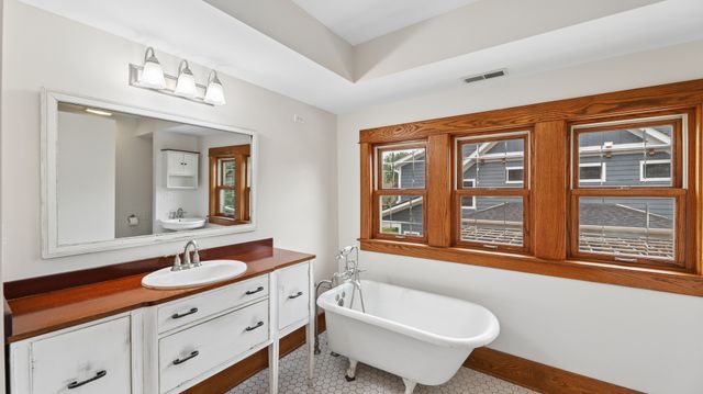 407 N Pine Avenue, Arlington Heights, IL 60004