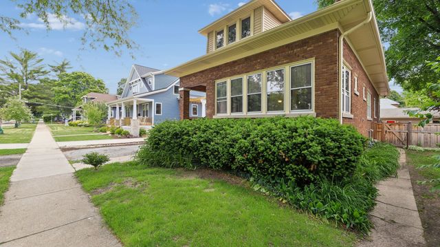 407 N Pine Avenue, Arlington Heights, IL 60004
