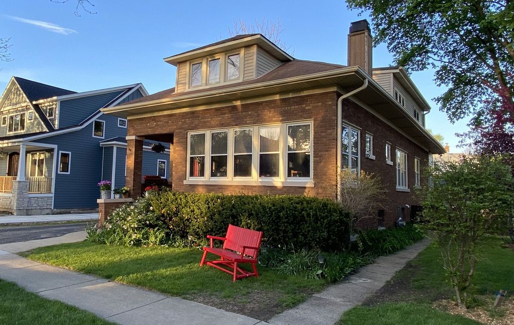 407 N Pine Avenue, Arlington Heights, IL 60004