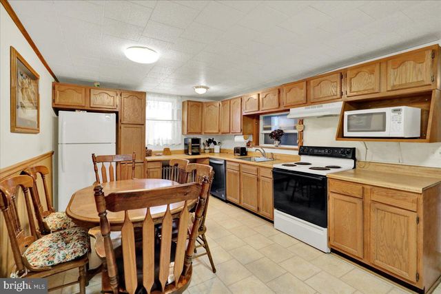 33 N RICHMOND ST, Fleetwood, PA 19522