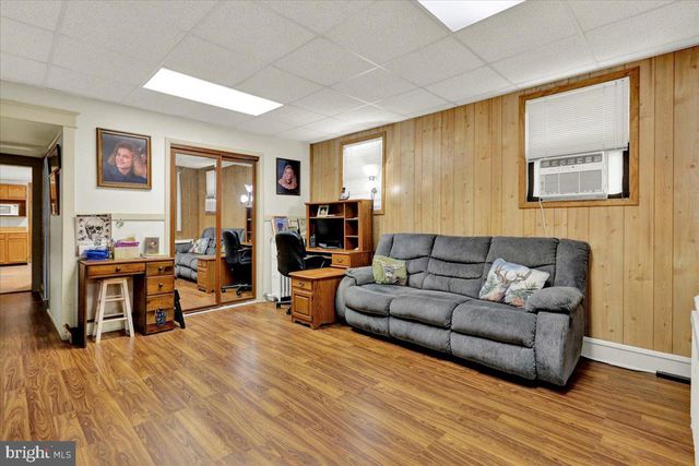 33 N RICHMOND ST, Fleetwood, PA 19522