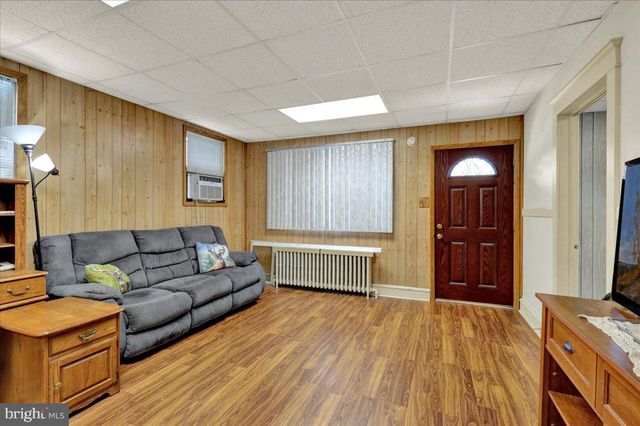 33 N RICHMOND ST, Fleetwood, PA 19522