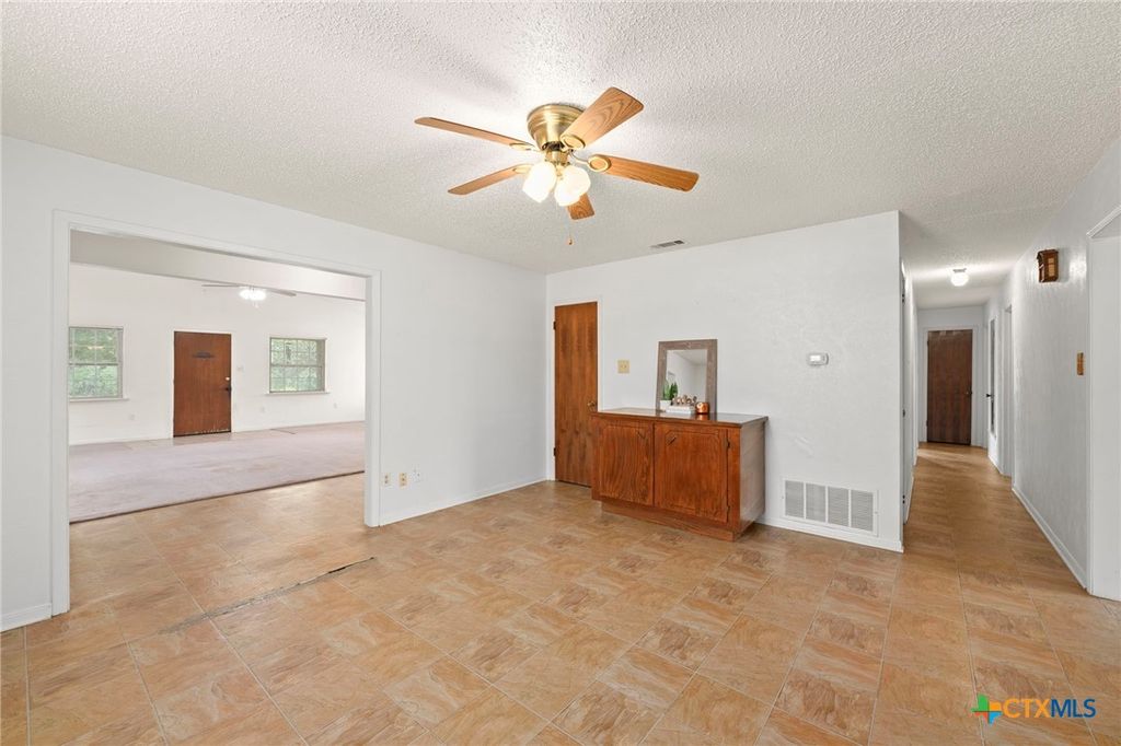 Image 10 of property listing at 23168 Wolfridge Road, Killeen, TX 76549