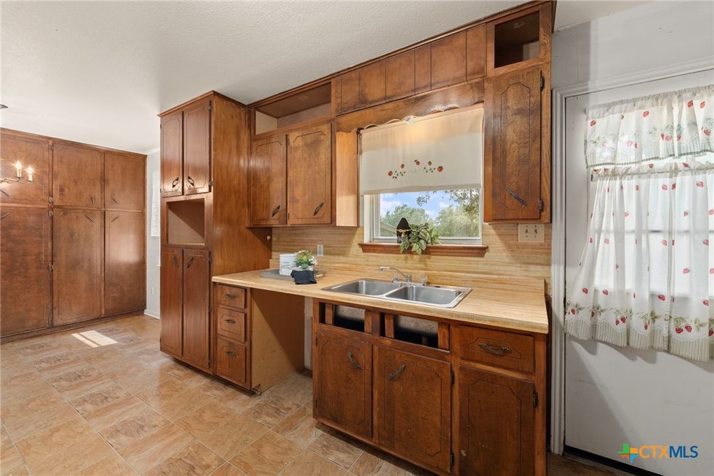 Image 16 of property listing at 23168 Wolfridge Road, Killeen, TX 76549
