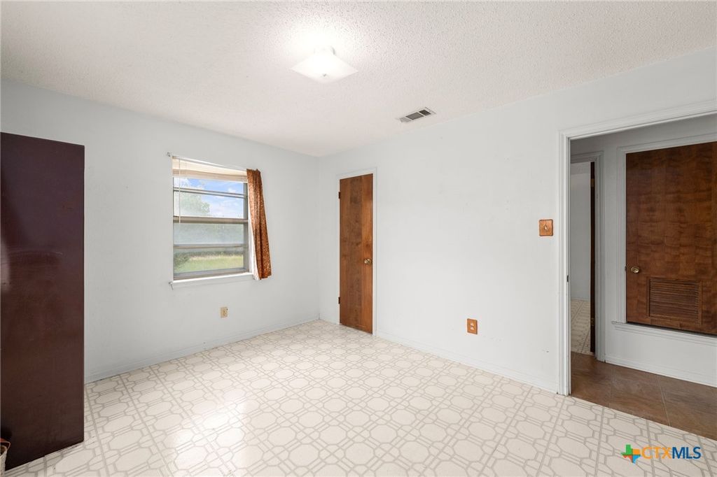 Image 20 of property listing at 23168 Wolfridge Road, Killeen, TX 76549