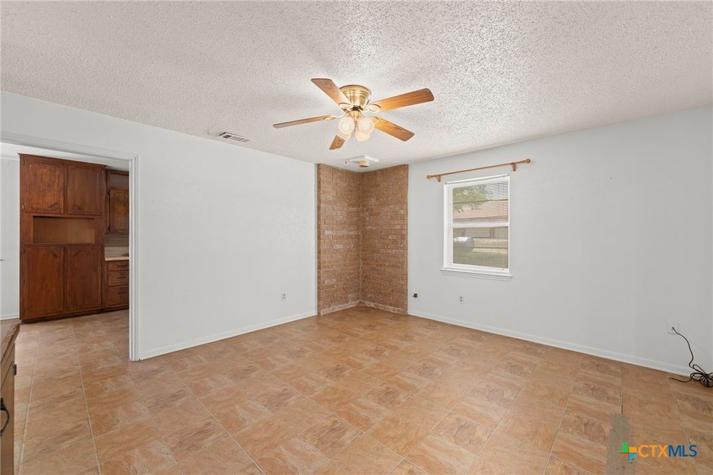 Image 8 of property listing at 23168 Wolfridge Road, Killeen, TX 76549