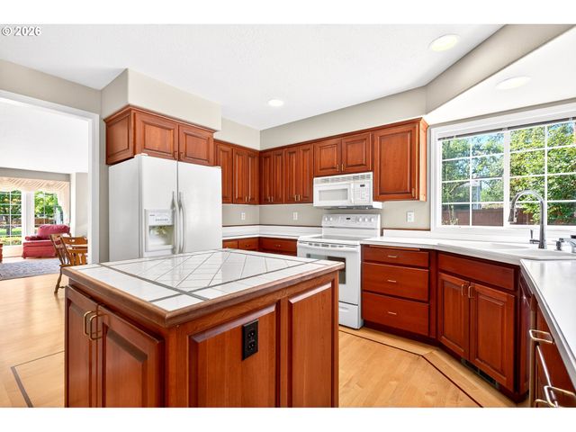 211 Nw WEST HILLS Dr, Mc Minnville, OR 97128