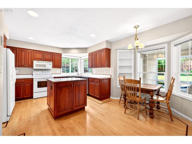 211 Nw WEST HILLS Dr, Mc Minnville, OR 97128