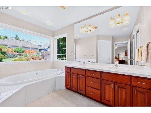 211 Nw WEST HILLS Dr, Mc Minnville, OR 97128
