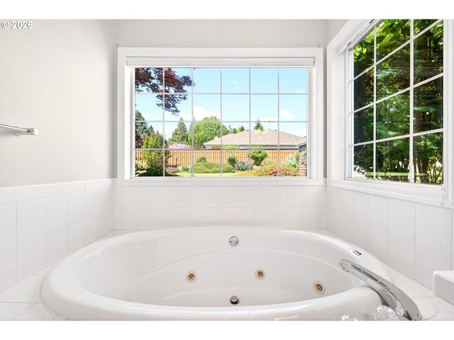 211 Nw WEST HILLS Dr, Mc Minnville, OR 97128