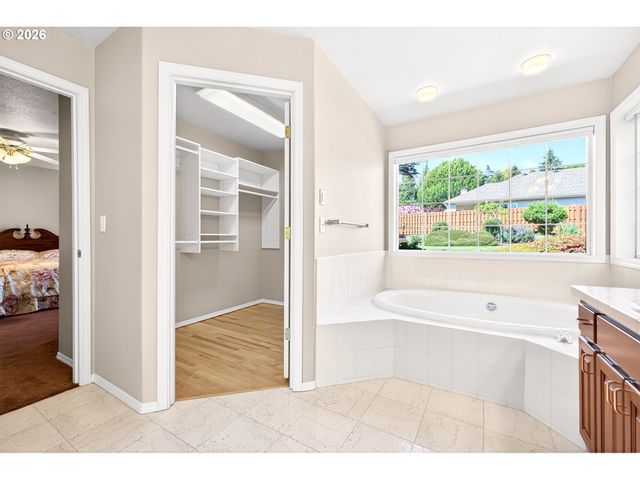 211 Nw WEST HILLS Dr, Mc Minnville, OR 97128