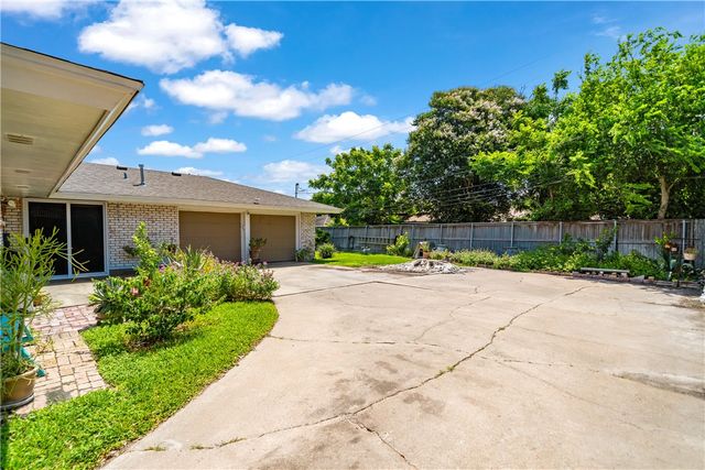 750 Burkshire Dr, Corpus Christi, TX 78412