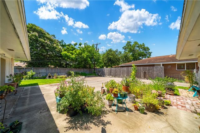 750 Burkshire Dr, Corpus Christi, TX 78412