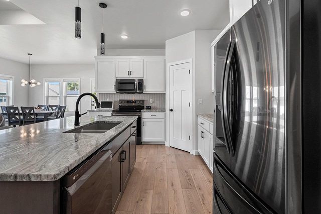 2066 FESCUE WAY, Suamico, WI 54313