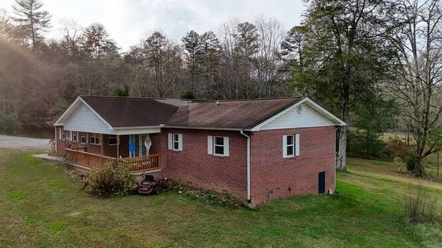 147 Sawyer Cove Road, Hayesville, NC 28904