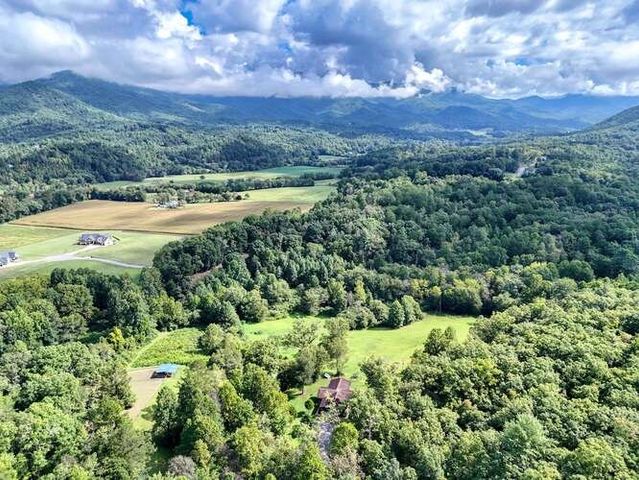 147 Sawyer Cove Road, Hayesville, NC 28904