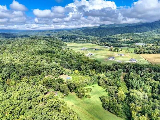 147 Sawyer Cove Road, Hayesville, NC 28904