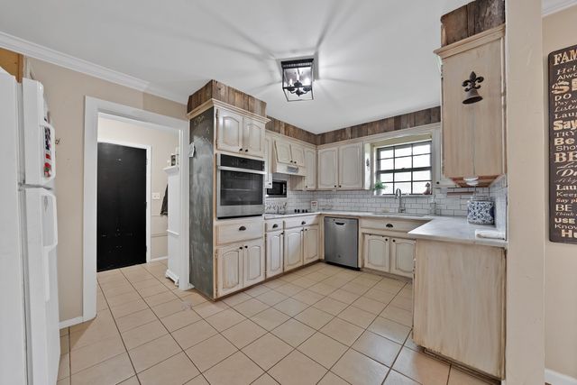 126 Oak Lane, Burleson, TX 76028