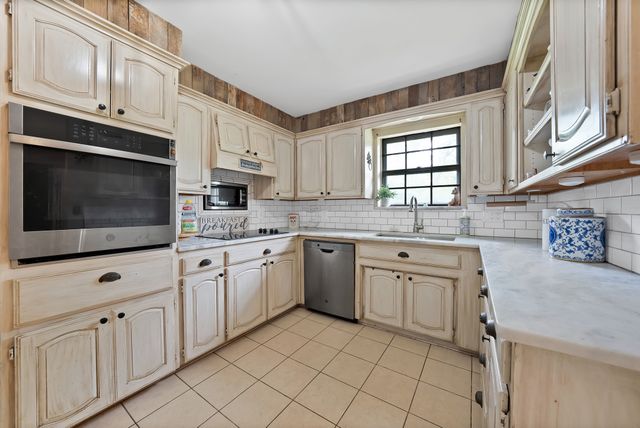 126 Oak Lane, Burleson, TX 76028