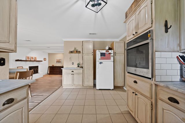 126 Oak Lane, Burleson, TX 76028