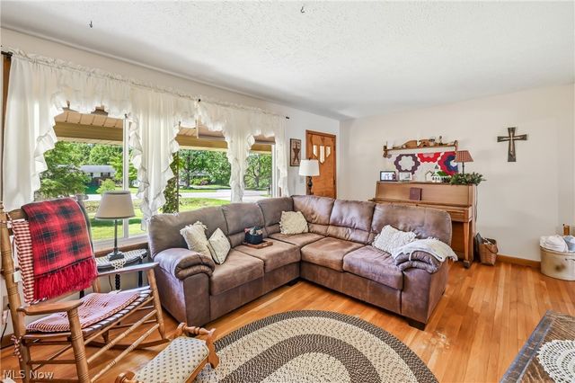 6127 Columbus Road NE, Louisville, OH 44641