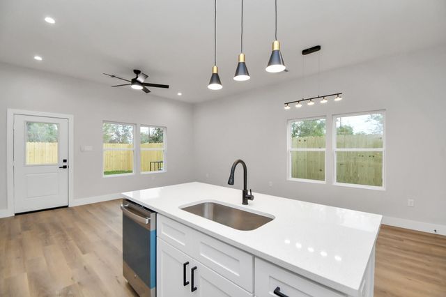 2413 Chew St, Houston, TX 77020