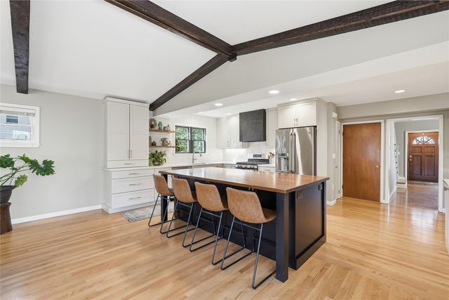 909 Walnut Street, Iowa City, IA 52240