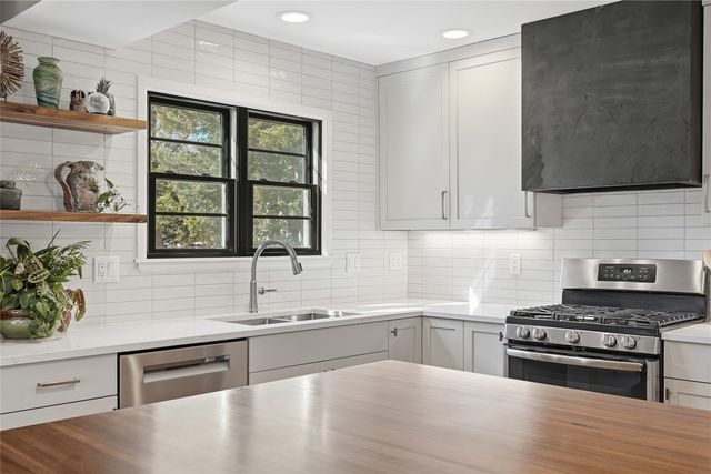 909 Walnut Street, Iowa City, IA 52240