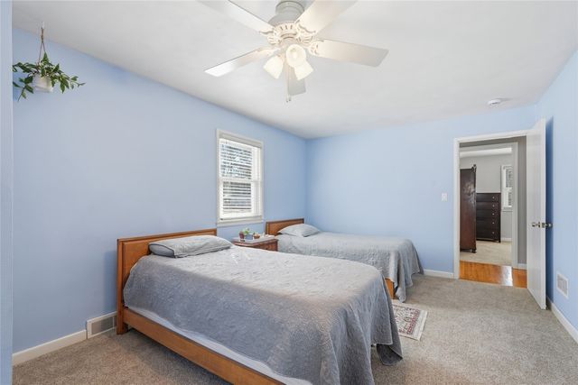 909 Walnut Street, Iowa City, IA 52240