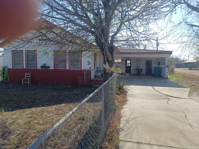 2204 Zanderson, Jourdanton, TX 78026