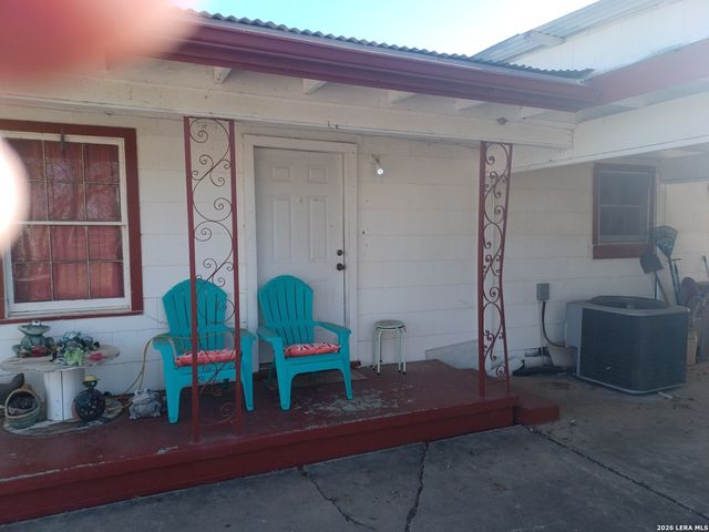 2204 Zanderson, Jourdanton, TX 78026