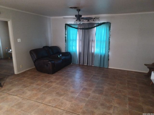 2204 Zanderson, Jourdanton, TX 78026