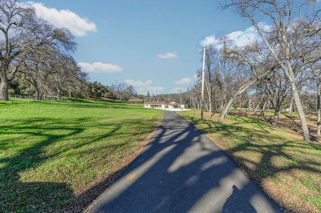 1203 Green Meadow Ct, Murphys, CA 95247