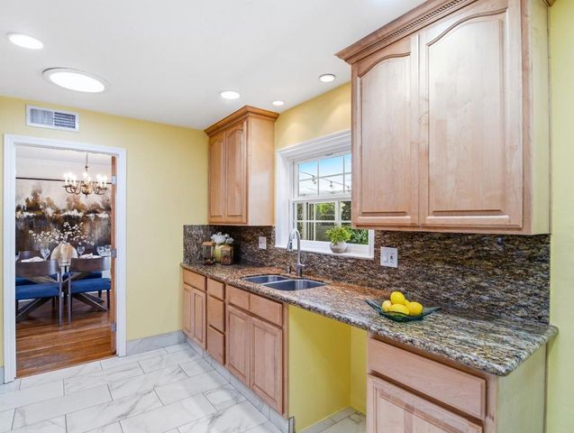 495 Arboleda Drive, Los Altos, CA 94024