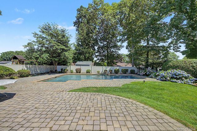 15 Pimlico Drive, Commack, NY 11725