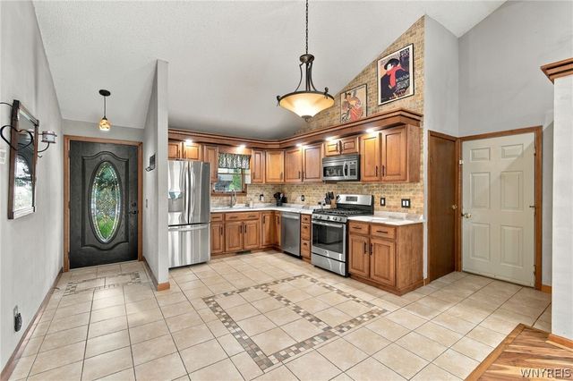 5866 Lakecrest Drive, Hamburg, NY 14085