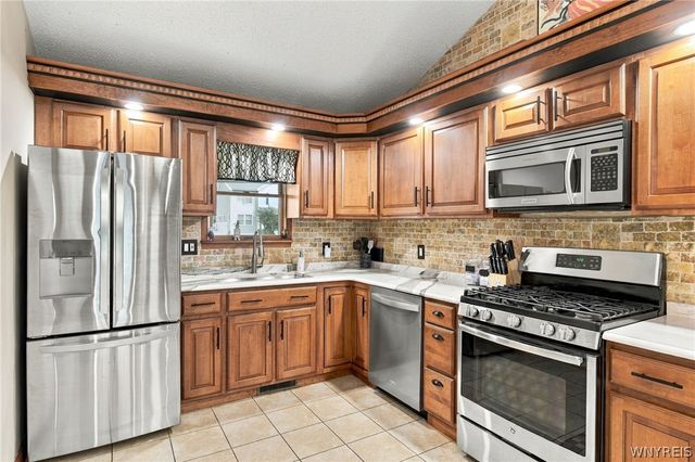 5866 Lakecrest Drive, Hamburg, NY 14085