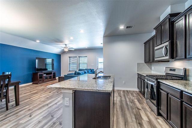 1241 Carnaby St, Corpus Christi, TX 78415