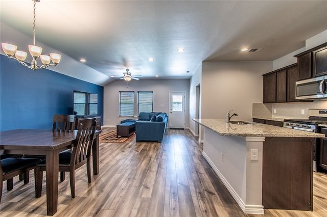 1241 Carnaby St, Corpus Christi, TX 78415